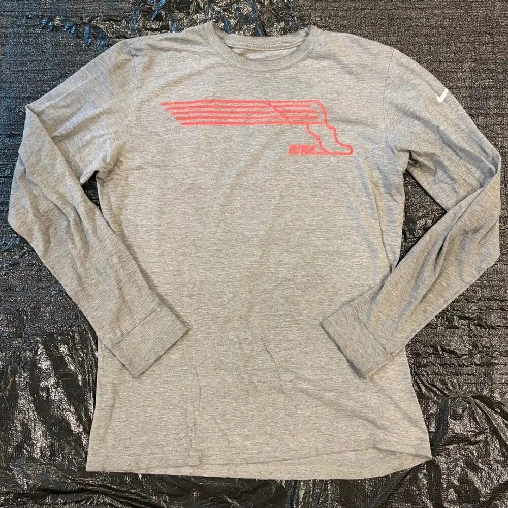 Nike Men's Grey Shirt